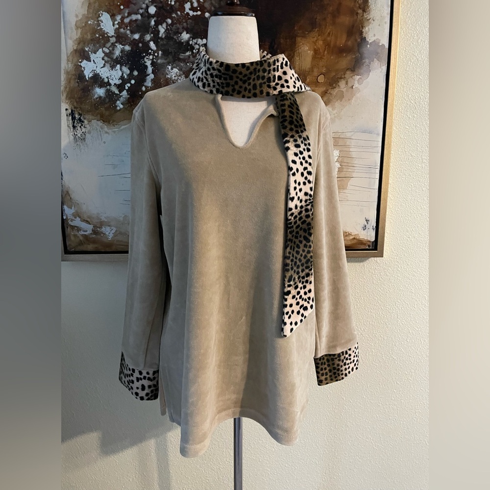 Neiman Marcus long sleeve shirt sweater with cheetah 🐆 accent scarf size M EC~